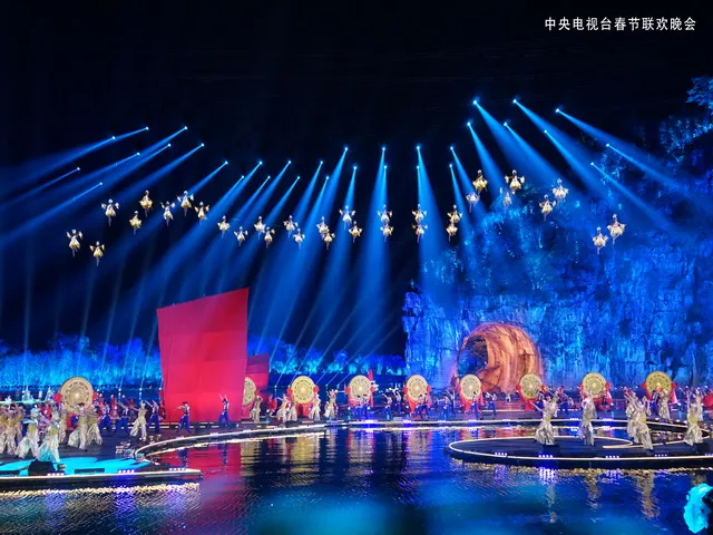 电脑摇头灯、LED演艺照明、LED建筑照明、LED商业照明、LED显示屏和相关控制系统