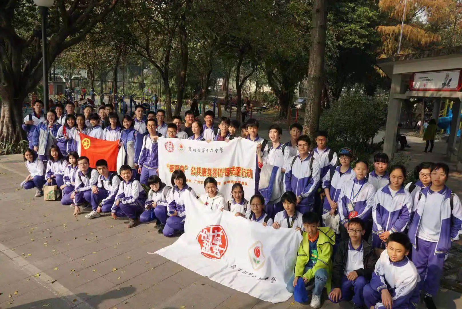 “广府新年 志愿添彩”记十六中学生参与西湖花市和广府庙会志愿者工作