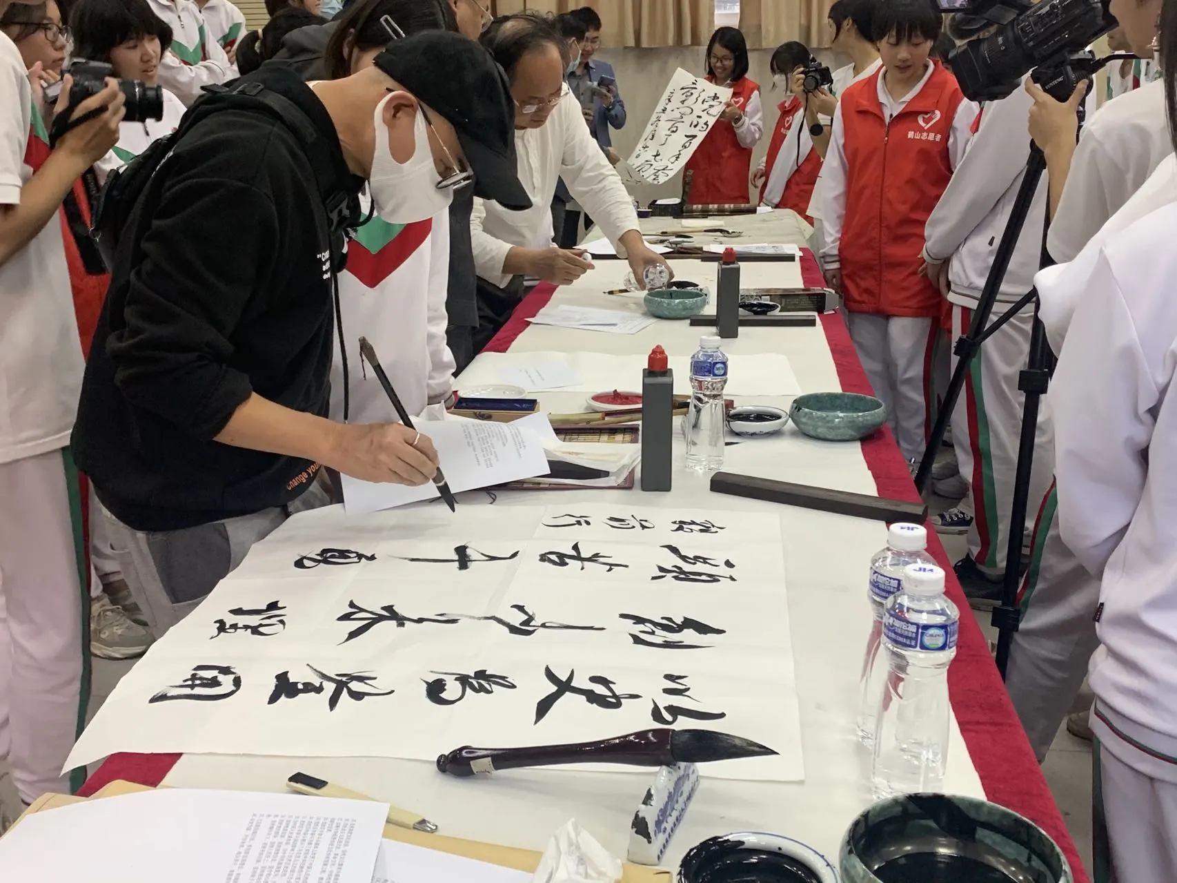 开展形式多样的文艺为民活动
